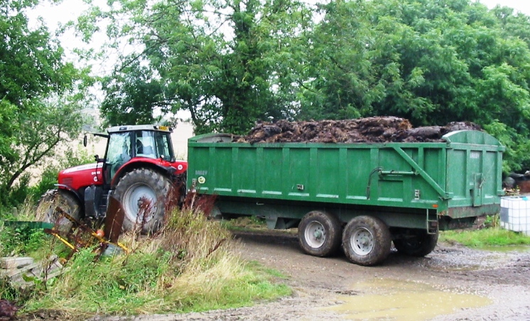 Another load of muck leaves the yard bound for Worlaby 28.08.2012.